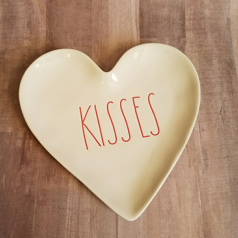 Rae Dunn LL KISSES heart plate
